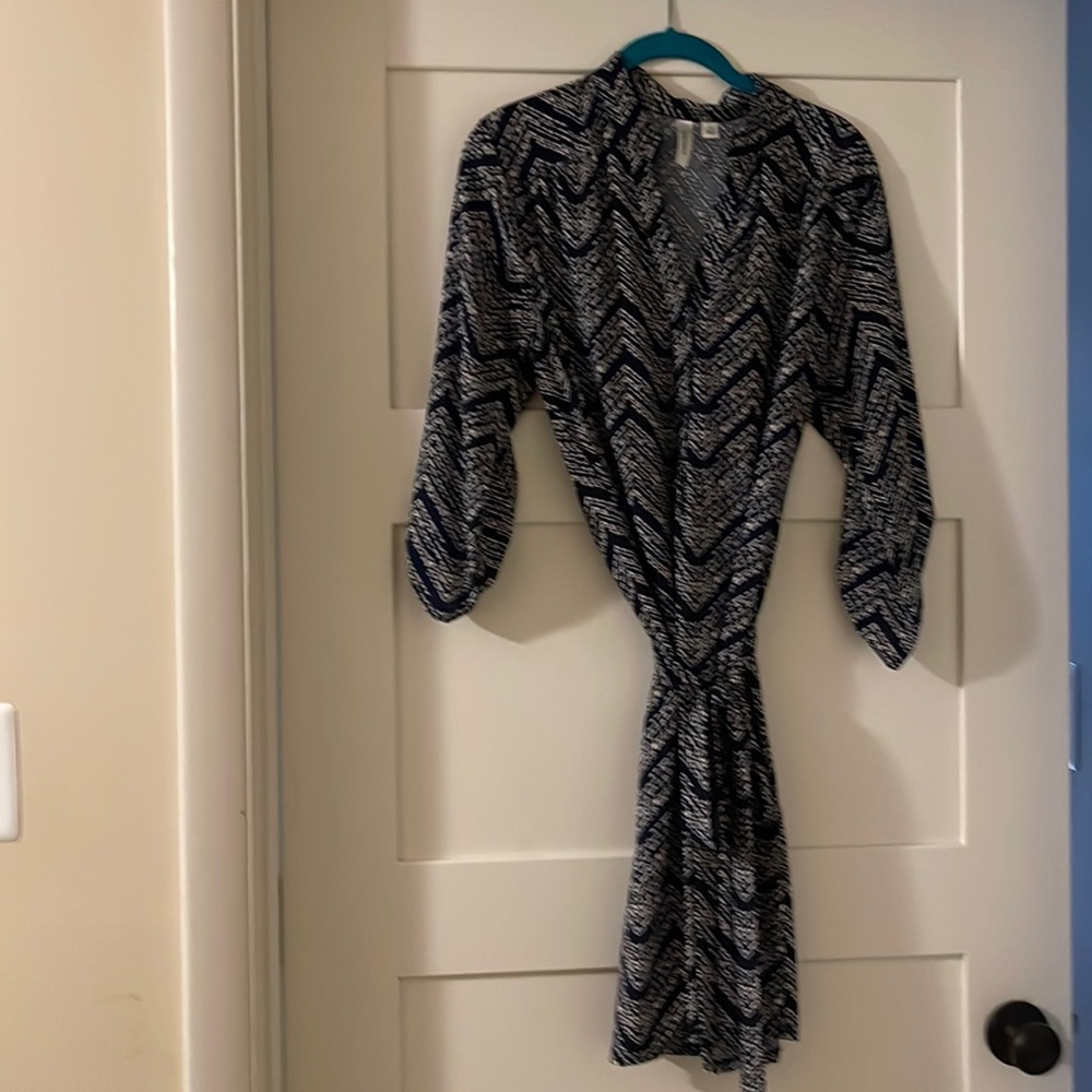Pretty dress-v neck sz L